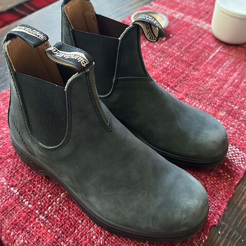 Amazing, popular Blundstone boots! Worn only 2 or 3 times- excellent con…